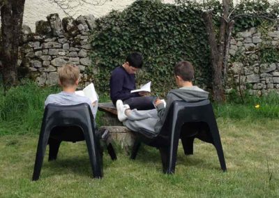 Lecture dans le jardin